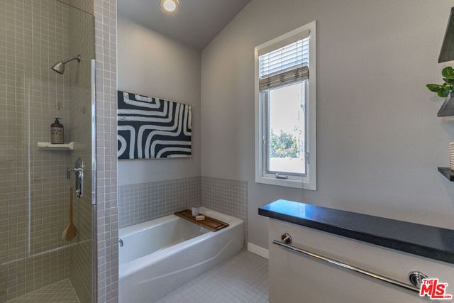 10735 Bloomfield Street 5, Los Angeles, CA 91602
