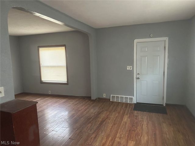 2916 Searsdale Avenue, Cleveland, OH 44109