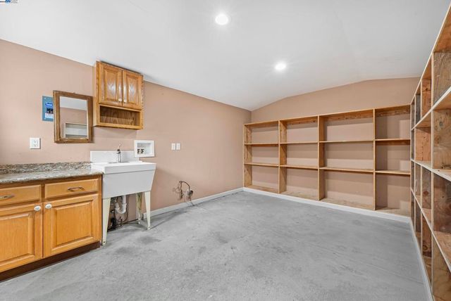 931 E 23Rd St, Oakland, CA 94606