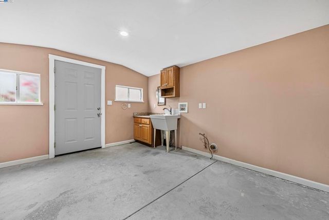 931 E 23Rd St, Oakland, CA 94606