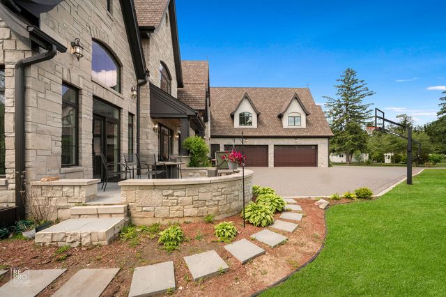6270 S Garfield Avenue, Burr Ridge, IL 60527