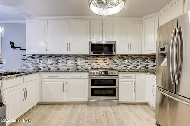 4823 Oak Pointe Dr, Louisville, KY 40245