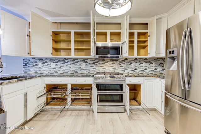4823 Oak Pointe Dr, Louisville, KY 40245
