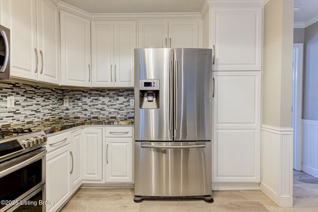 4823 Oak Pointe Dr, Louisville, KY 40245