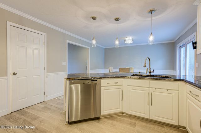4823 Oak Pointe Dr, Louisville, KY 40245