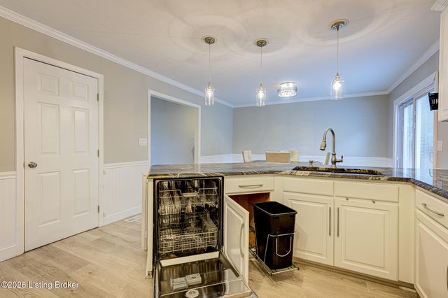 4823 Oak Pointe Dr, Louisville, KY 40245