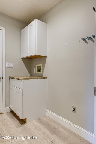 4823 Oak Pointe Dr, Louisville, KY 40245