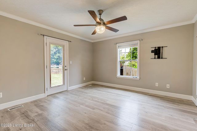 4823 Oak Pointe Dr, Louisville, KY 40245