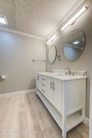 4823 Oak Pointe Dr, Louisville, KY 40245