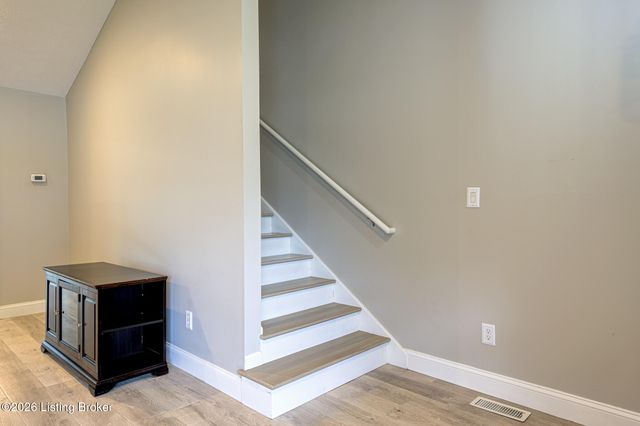 4823 Oak Pointe Dr, Louisville, KY 40245
