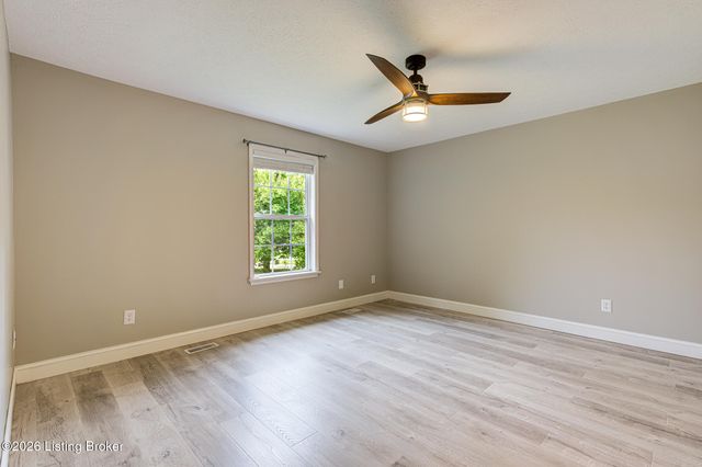 4823 Oak Pointe Dr, Louisville, KY 40245