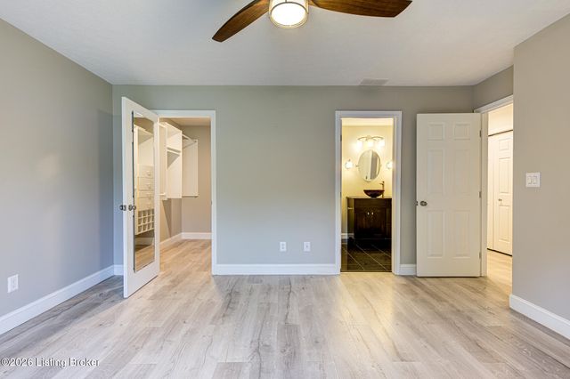 4823 Oak Pointe Dr, Louisville, KY 40245