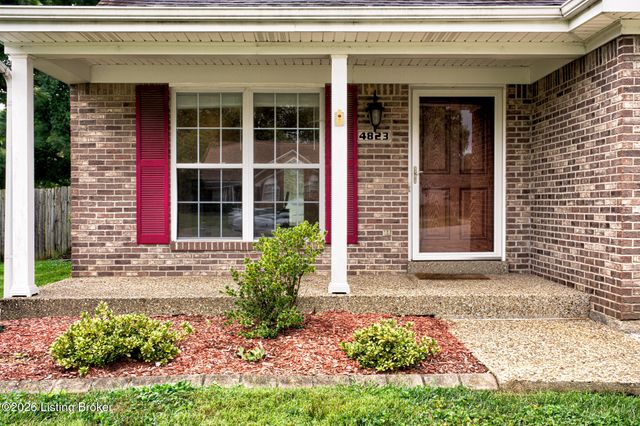4823 Oak Pointe Dr, Louisville, KY 40245