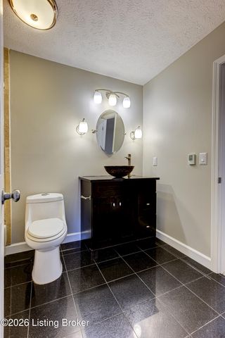 4823 Oak Pointe Dr, Louisville, KY 40245