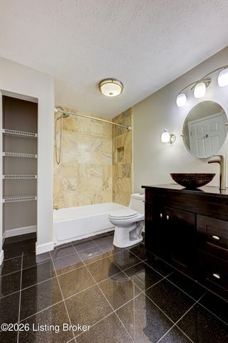 4823 Oak Pointe Dr, Louisville, KY 40245