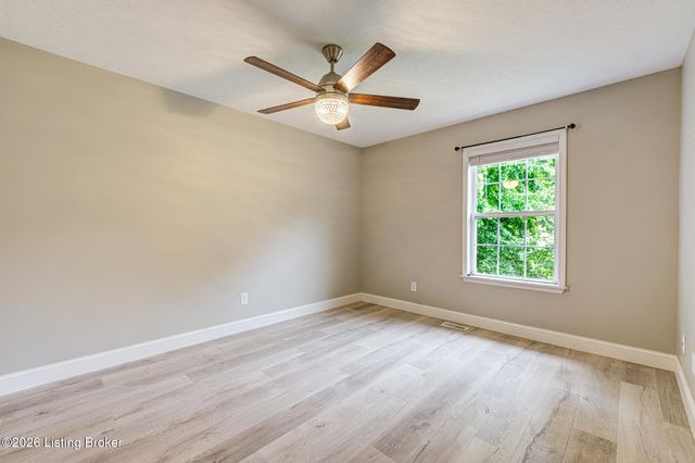4823 Oak Pointe Dr, Louisville, KY 40245