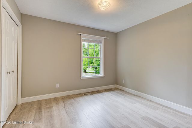 4823 Oak Pointe Dr, Louisville, KY 40245