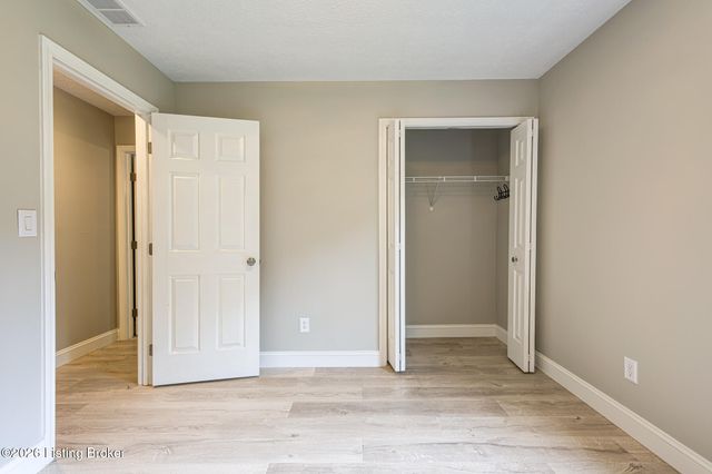 4823 Oak Pointe Dr, Louisville, KY 40245