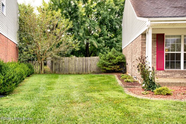 4823 Oak Pointe Dr, Louisville, KY 40245