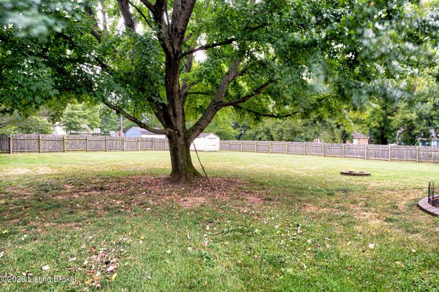 4823 Oak Pointe Dr, Louisville, KY 40245