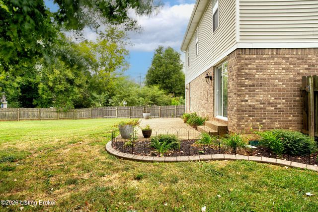 4823 Oak Pointe Dr, Louisville, KY 40245