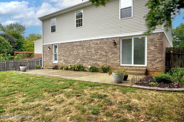 4823 Oak Pointe Dr, Louisville, KY 40245