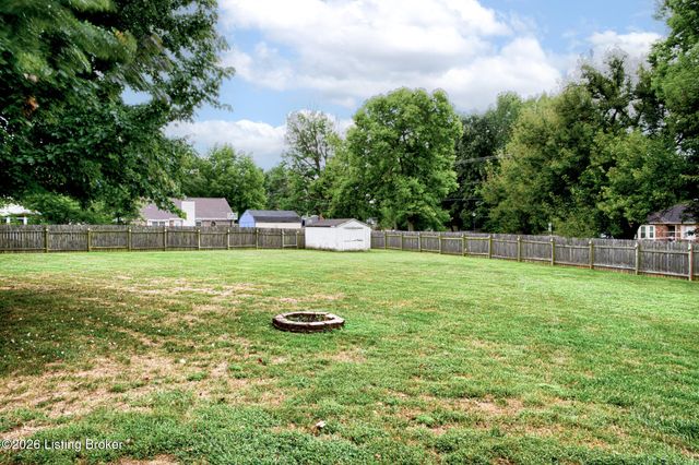 4823 Oak Pointe Dr, Louisville, KY 40245