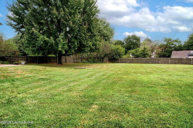 4823 Oak Pointe Dr, Louisville, KY 40245