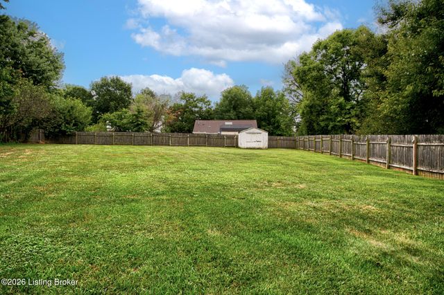 4823 Oak Pointe Dr, Louisville, KY 40245