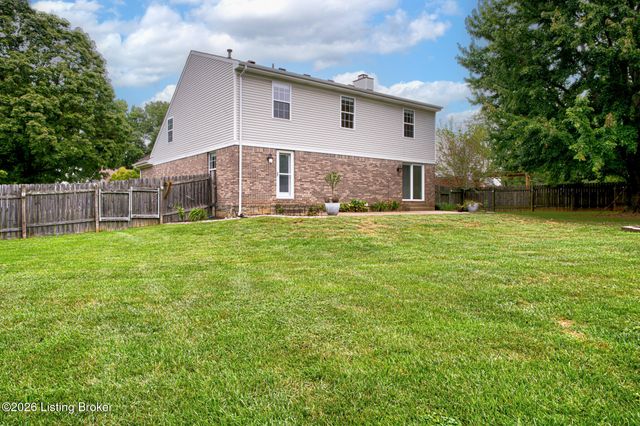 4823 Oak Pointe Dr, Louisville, KY 40245