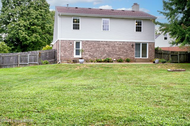 4823 Oak Pointe Dr, Louisville, KY 40245