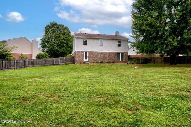 4823 Oak Pointe Dr, Louisville, KY 40245