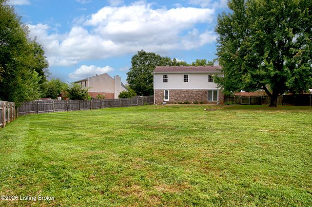 4823 Oak Pointe Dr, Louisville, KY 40245