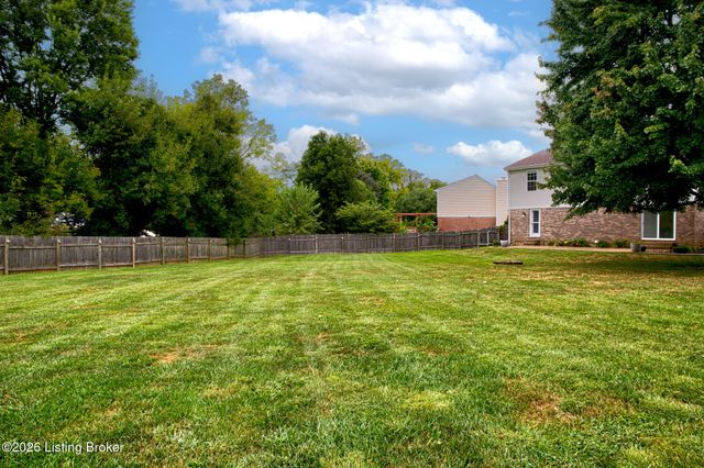 4823 Oak Pointe Dr, Louisville, KY 40245