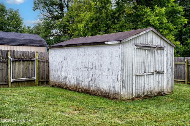 4823 Oak Pointe Dr, Louisville, KY 40245