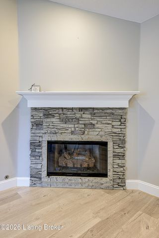4823 Oak Pointe Dr, Louisville, KY 40245