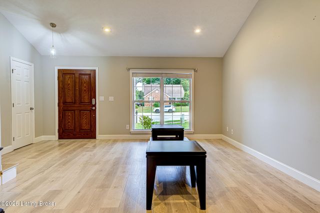 4823 Oak Pointe Dr, Louisville, KY 40245