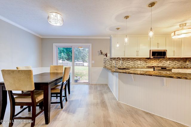 4823 Oak Pointe Dr, Louisville, KY 40245