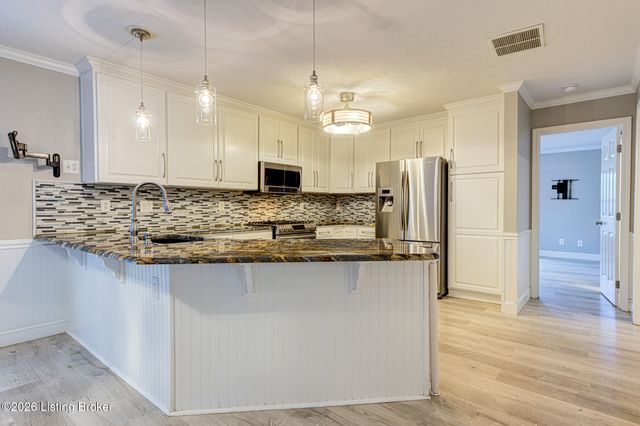 4823 Oak Pointe Dr, Louisville, KY 40245
