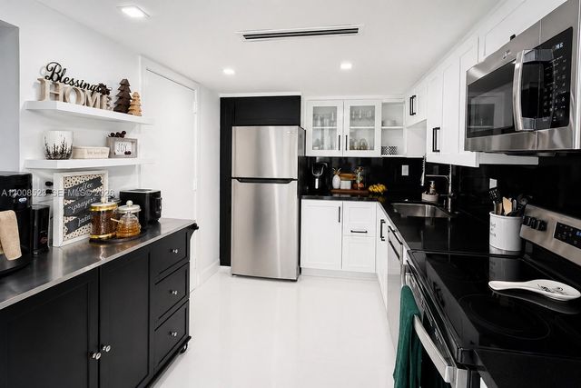 300 Bayview Dr PH11, Sunny Isles Beach, FL 33160