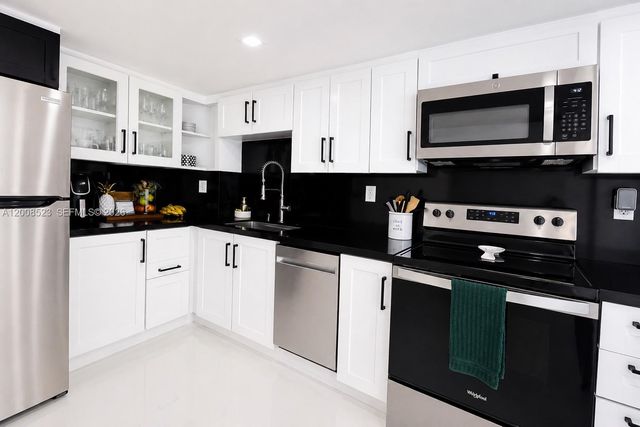 300 Bayview Dr PH11, Sunny Isles Beach, FL 33160