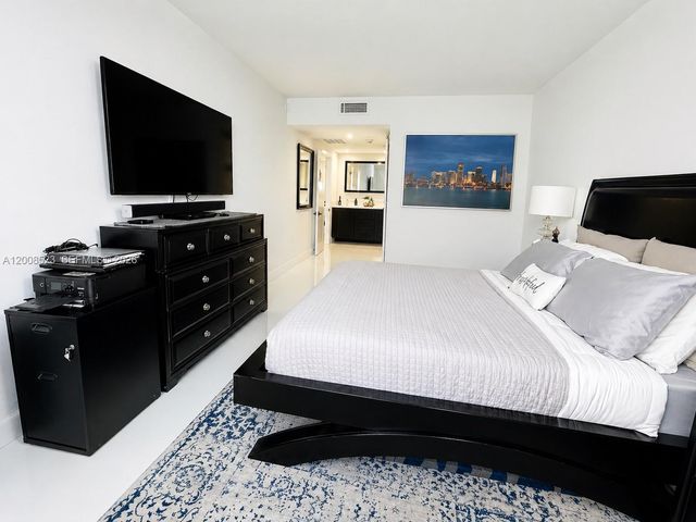 300 Bayview Dr PH11, Sunny Isles Beach, FL 33160