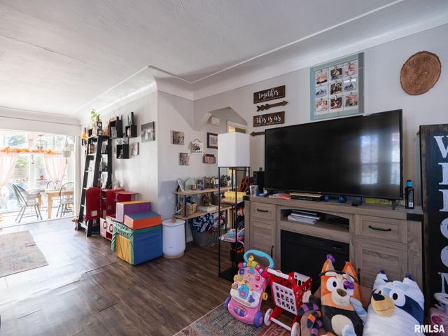 1512 HENRY Street, Pekin, IL 61554