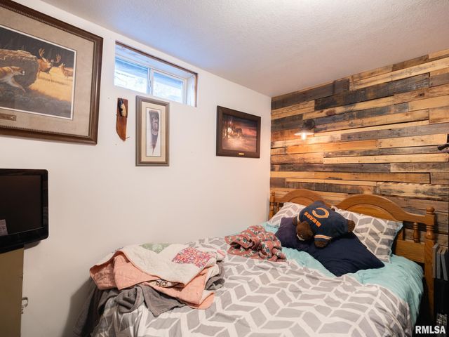 1512 HENRY Street, Pekin, IL 61554