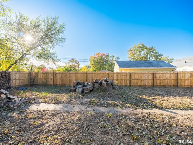 1512 HENRY Street, Pekin, IL 61554