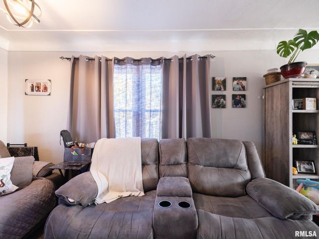 1512 HENRY Street, Pekin, IL 61554