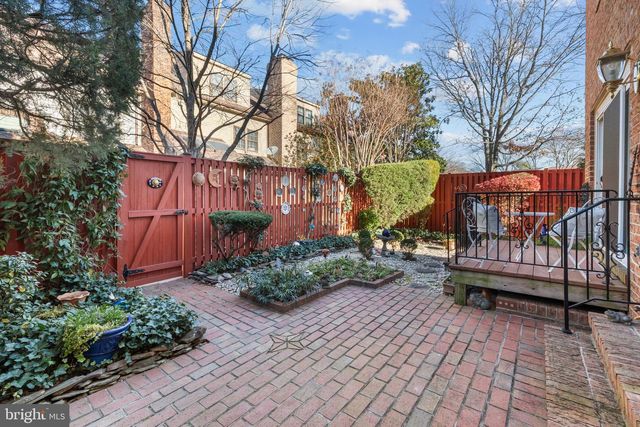 6260 CHAUCER LN, Alexandria, VA 22304