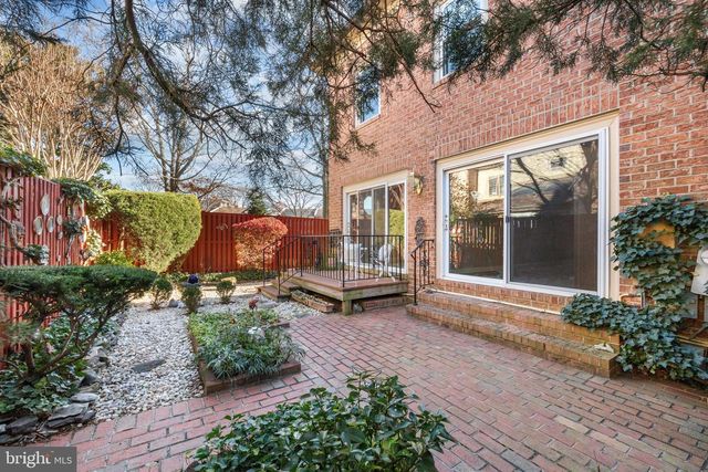 6260 CHAUCER LN, Alexandria, VA 22304