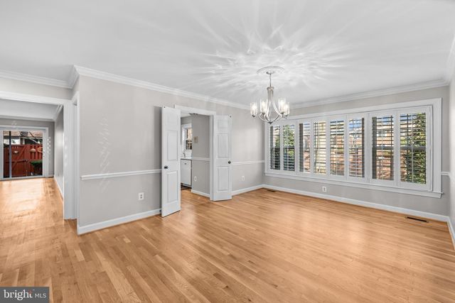 6260 CHAUCER LN, Alexandria, VA 22304