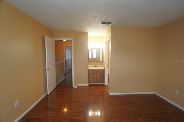 10049 LAKE OAK CIRCLE, Tampa, FL 33624